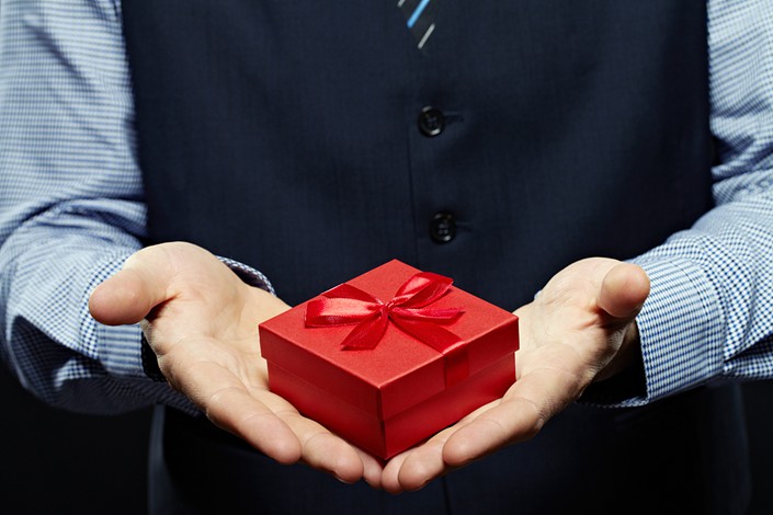 Giving gifts strikes one economist as a frustratingly inefficient exercise. Photo: VCG
