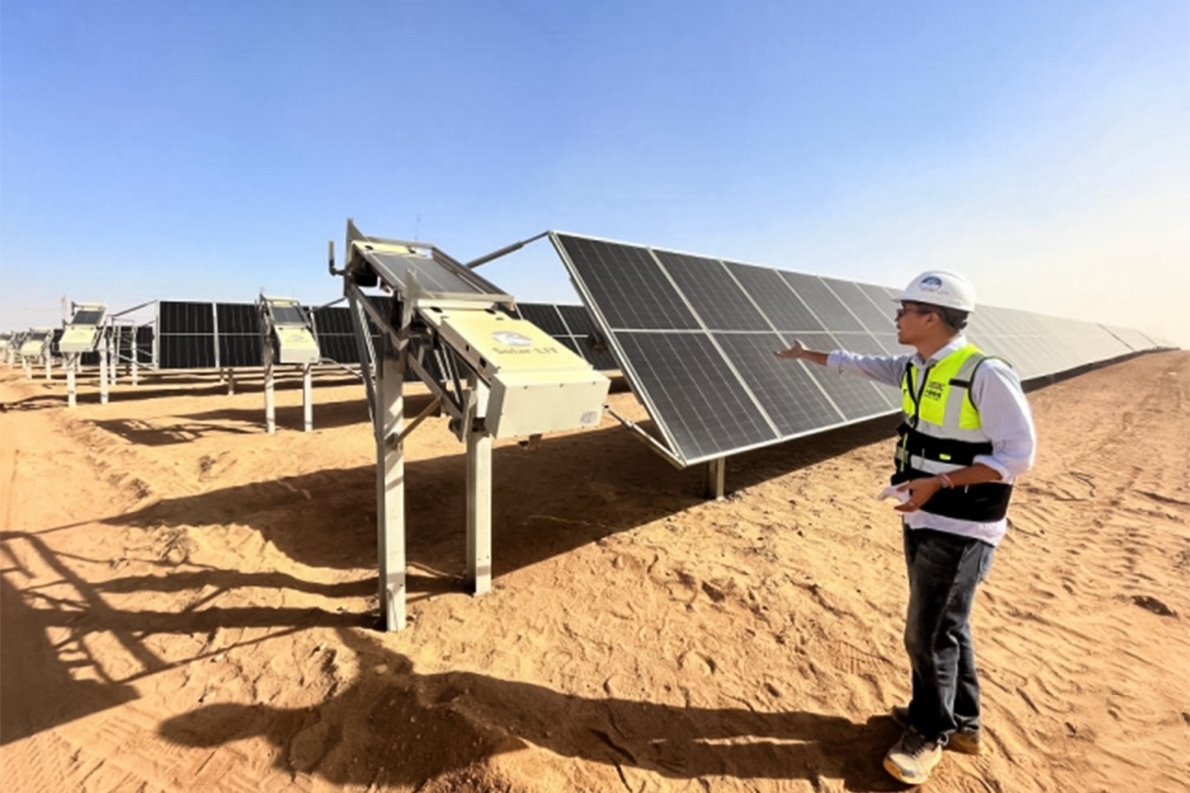 Staff give a tour of the Kang Ombo Photovoltaic Power Station in Egypt's Aswan desert on Nov. 24. Photo: Xinhua