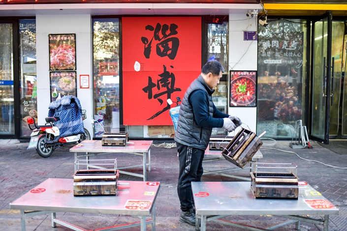 A man prepares to open a barbecue restaurant in December in Zibo, East China’s Shandong province. Photo: Zhu Di, Wang Feng