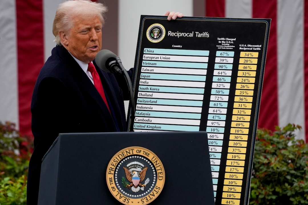 U.S. President Donald Trump holds a reciprocal tariffs poster during a tariff announcement in the Rose Garden of the White House in Washington, DC, US, on April 2, 2025. Photo: Bloomberg