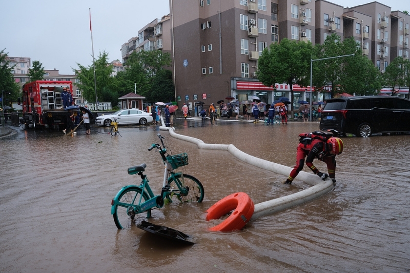 On September 16, 2025, firefighters from the First Squadron of the Special Service Brigade of Sichuan Provincial Forest Fire Fighting Corps carried out coordinated drainage operations using emergency waterlogging drainage vehicles and high-power water pumps in Tianfu New Area, Chengdu City. Photo: VCG